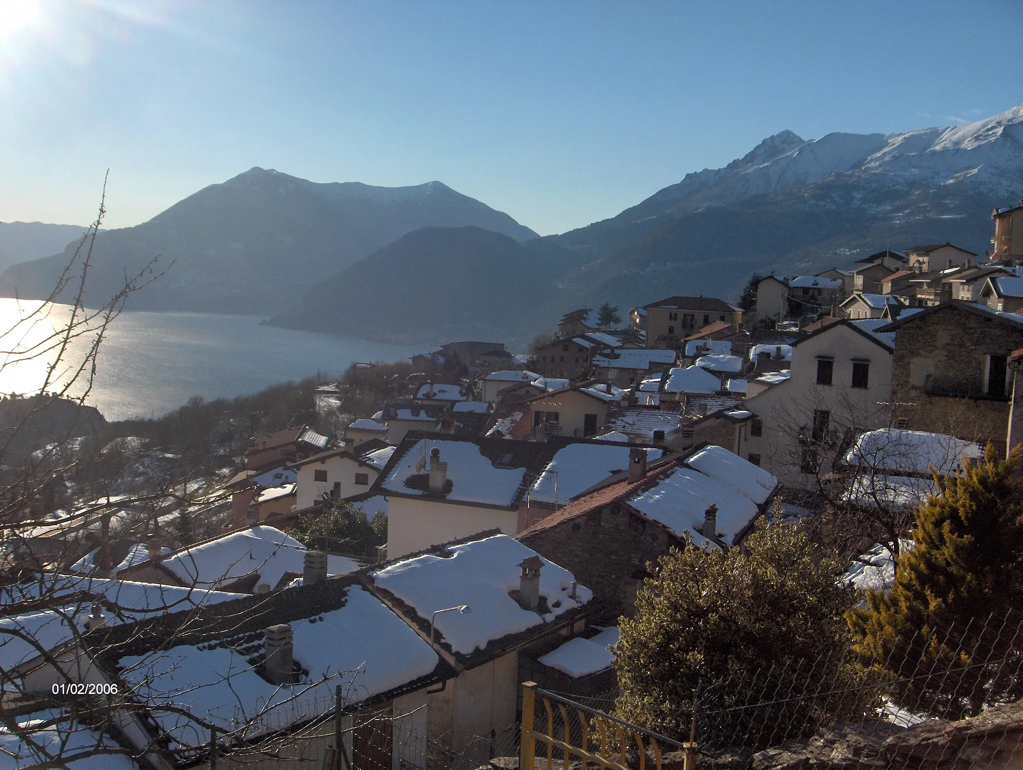 Photo showing: Fotografia di it:Vestreno (it:Lecco), sullo sfondo a sinistra le montagne del it:Triangolo Lariano e nel mezzo il it:Lago di Como