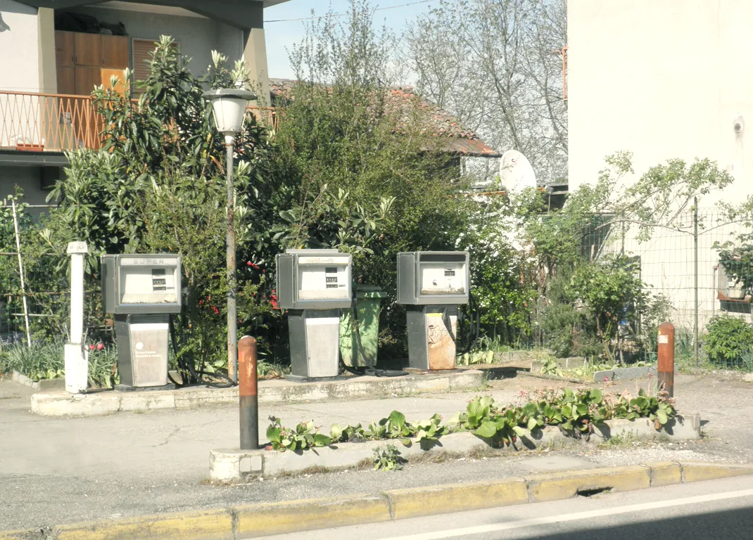 Photo showing: Vecchio distributore di benzina a Bertonico.