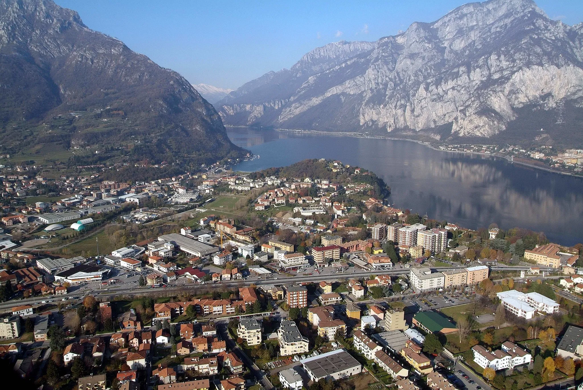 Photo showing: Vista panoramica di Malgrate dall'alto