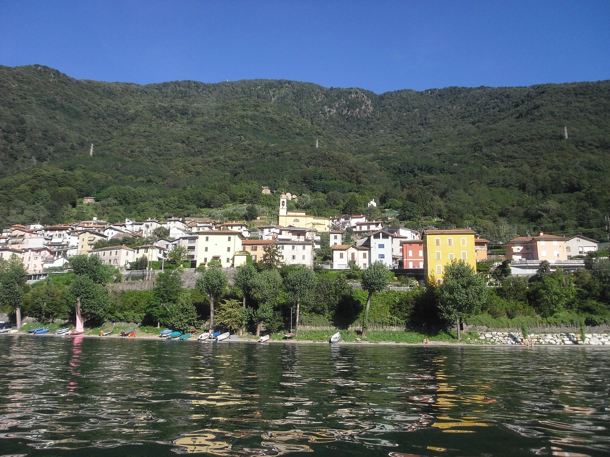 Photo showing: panorama di Dorio (LC) visto dal lago