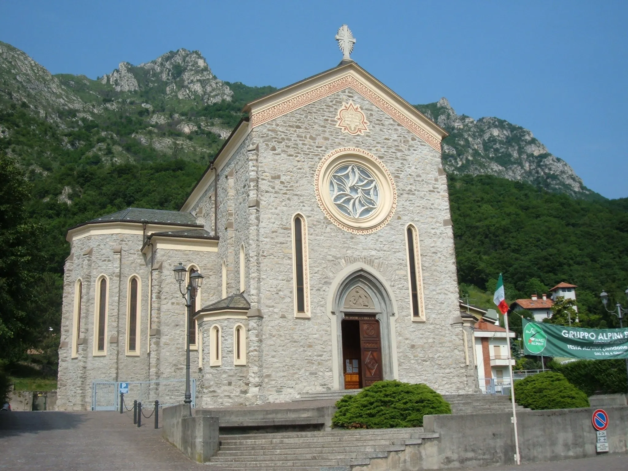 Photo showing: Chiesa parrocchiale di Pescate (prov. di Lecco), dedicata al Divin Salvatore e a Santa Teresa del Bambin Gesù.
