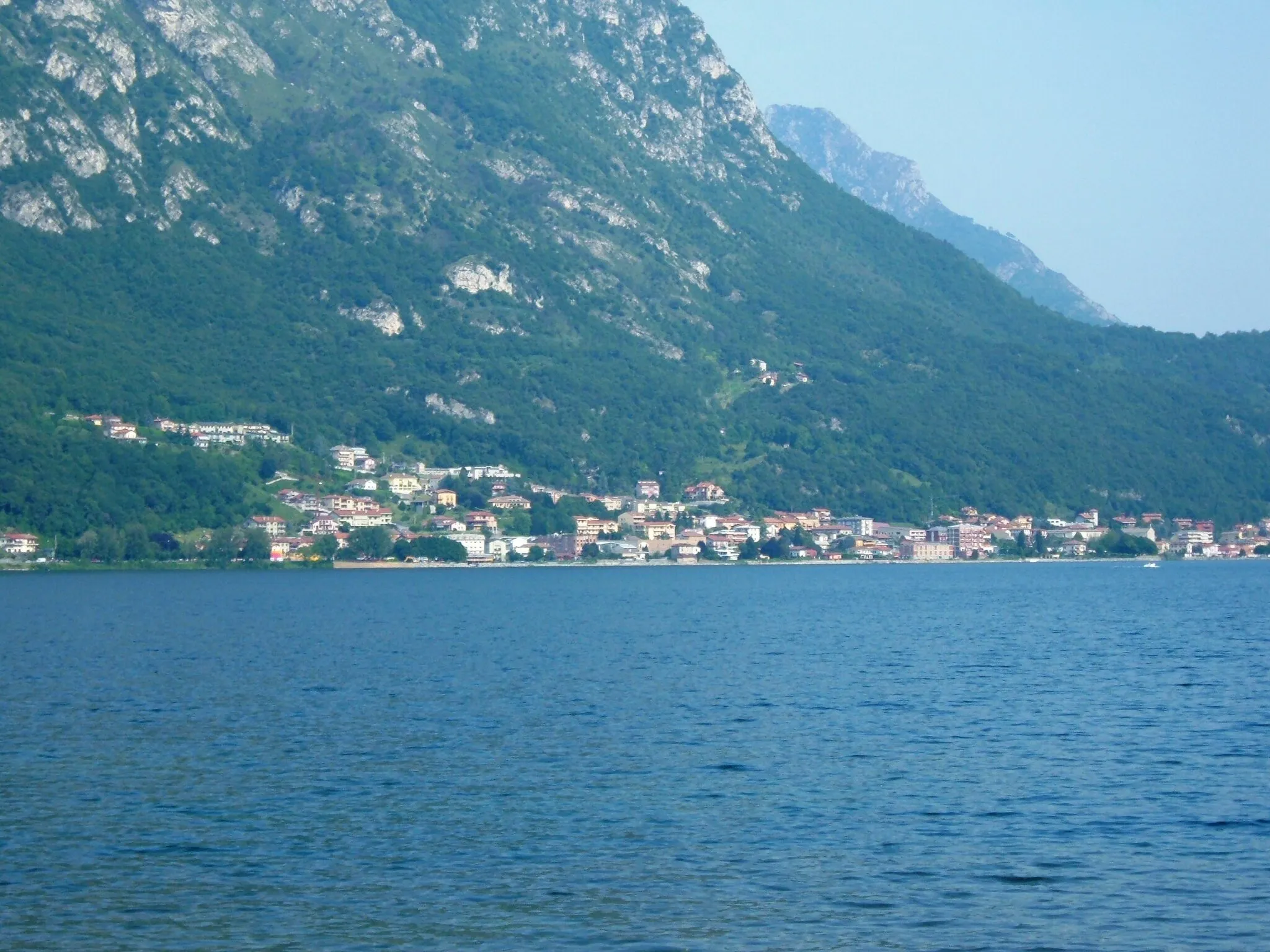 Photo showing: Vista di Pescate (prov. di Lecco) da Vercurago.