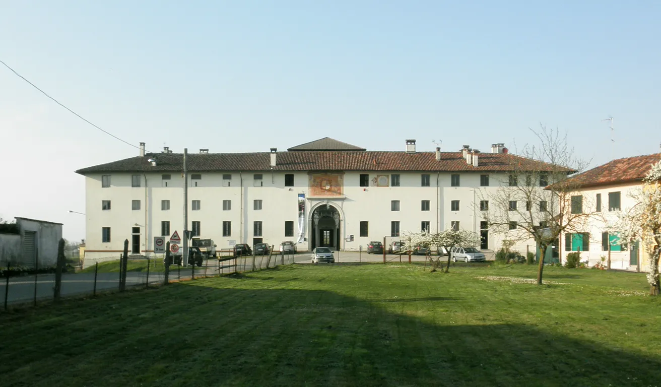 Photo showing: Palazzo Calderari a Turano Lodigiano, facciata lato paese.