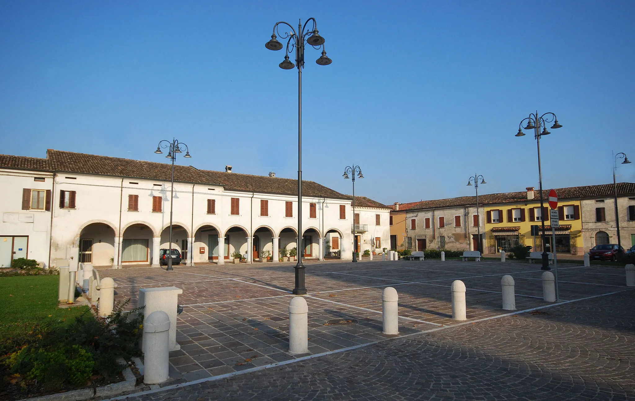 Photo showing: Piubega, Piazza Matteotti