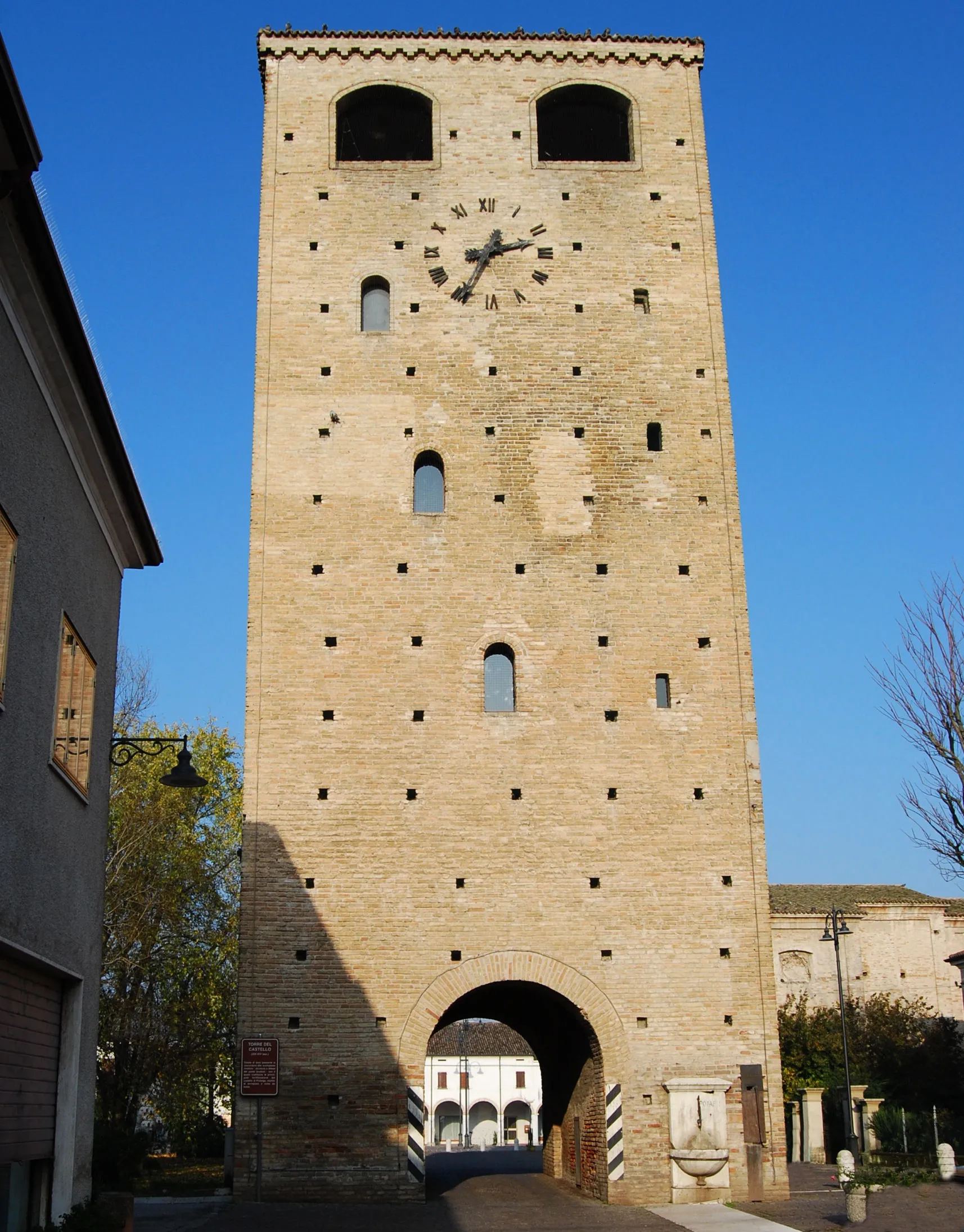 Photo showing: Piubega, torre del castello.