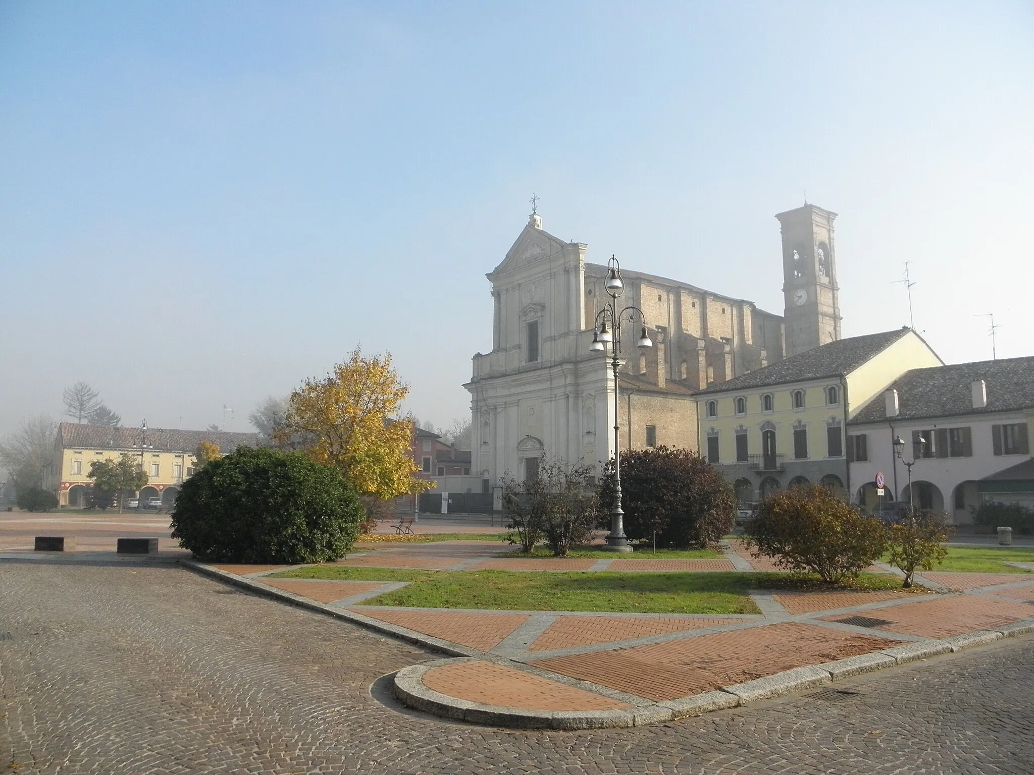 Photo showing: Quingentole, la centrale Piazza Italia con sullo sfondo la chiesa parrocchiale di San Lorenzo in una giornata con leggera nebbia di novembre.