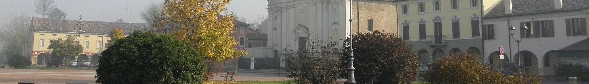 Photo showing: Quingentole, la centrale Piazza Italia con sullo sfondo la chiesa parrocchiale di San Lorenzo in una giornata con leggera nebbia di novembre.