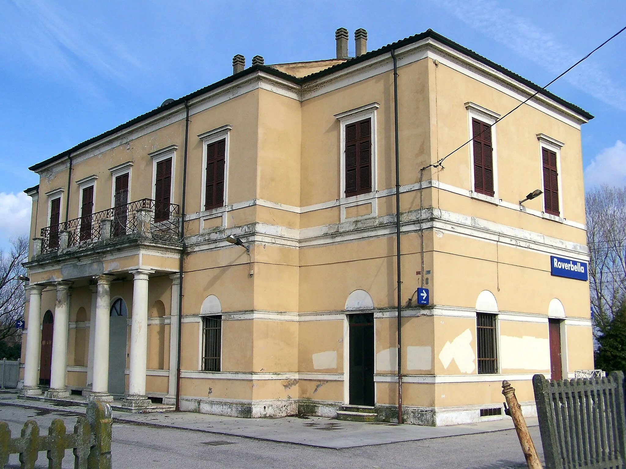 Photo showing: Front-side of Roverbella train station of Verona–Modena railway.