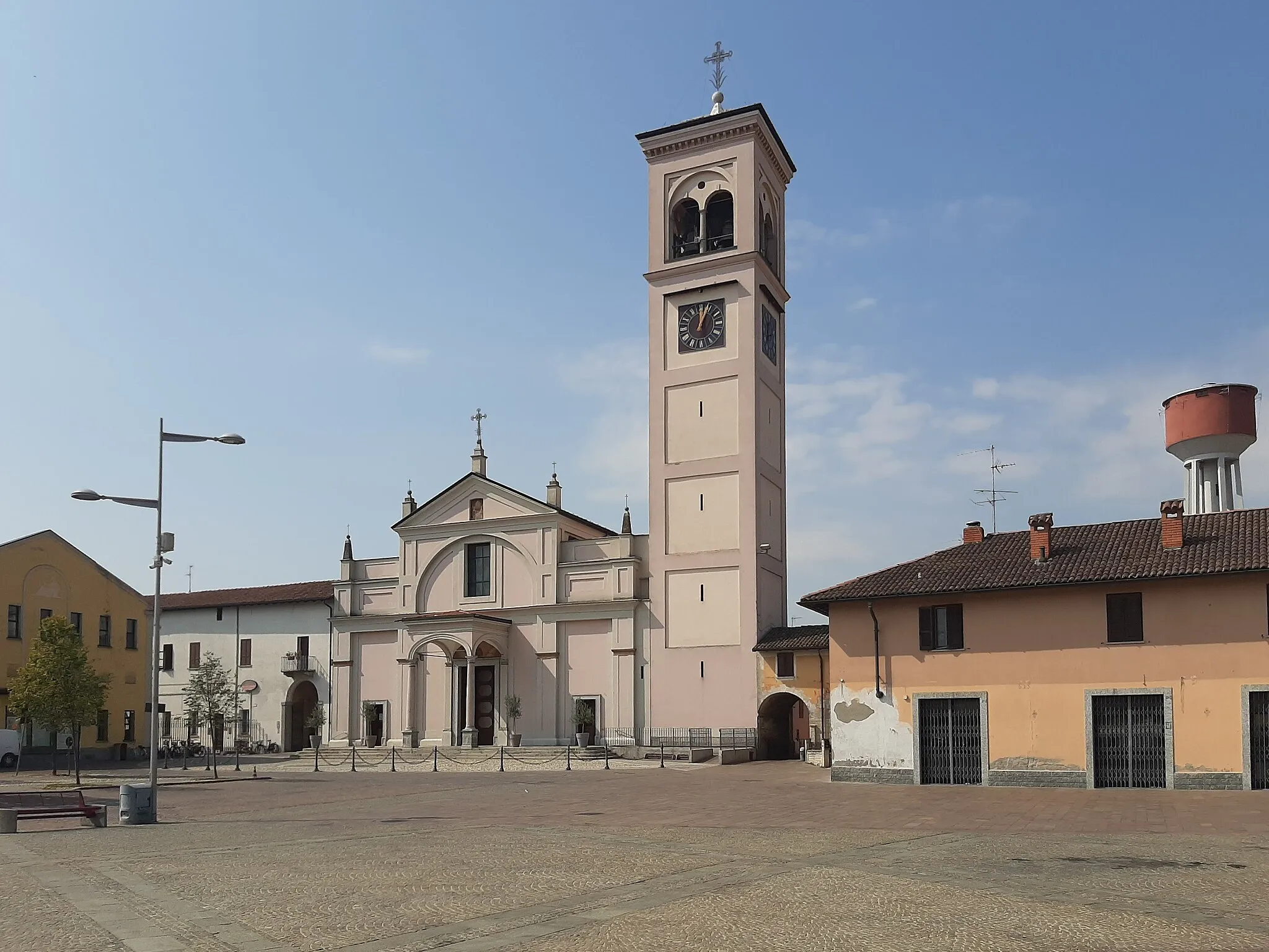 Photo showing: Lodi Vecchio, la piazza Vittorio Emanuele e la chiesa parrocchiale di San Pietro.