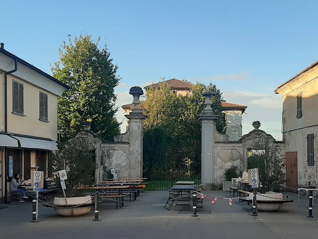 Photo showing: Meleti, il cancello sud che introduce al giardino del palazzo Figliodoni.