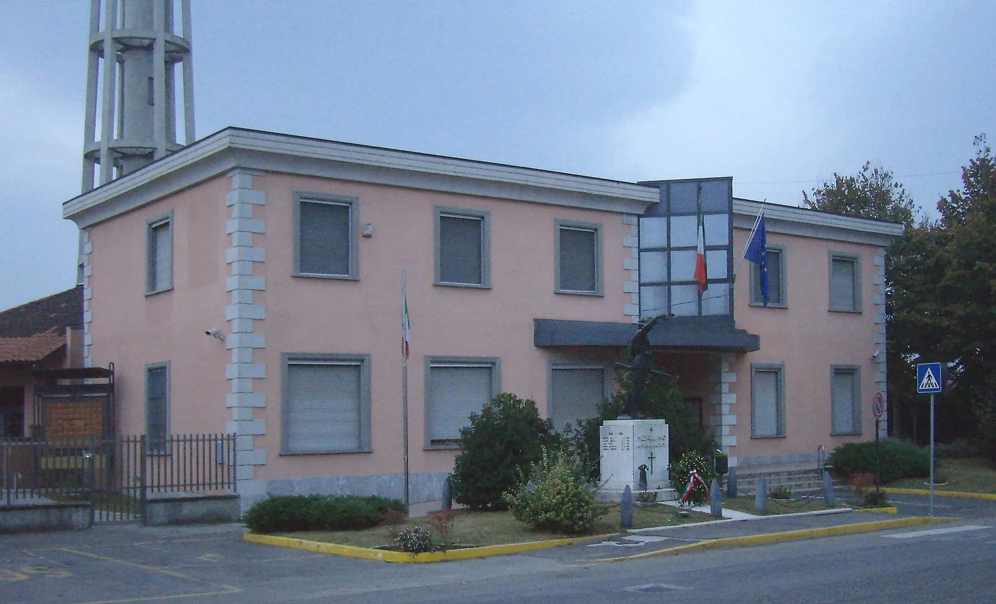 Photo showing: Town hall in Merlino.