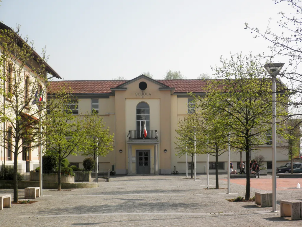 Photo showing: Mulazzano, la scuola elementare Alessandro Manzoni, costruita nel 1930 su progetto di Giovanni Attilio Fugazza.