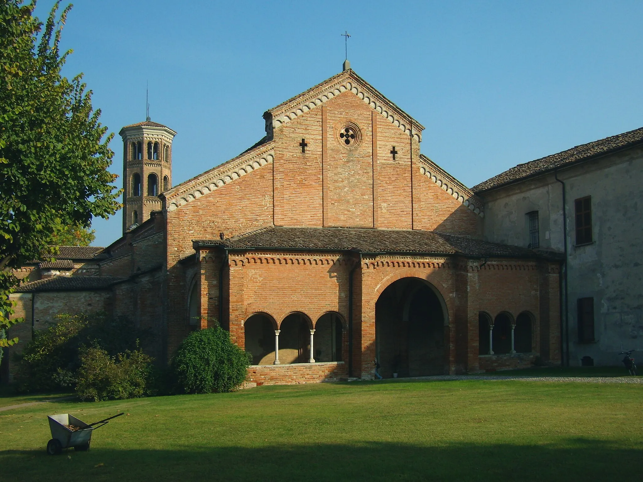 Photo showing: Abbadia Cerreto, la chiesa parrocchiale dell'Assunzione della Beata Vergine Maria.