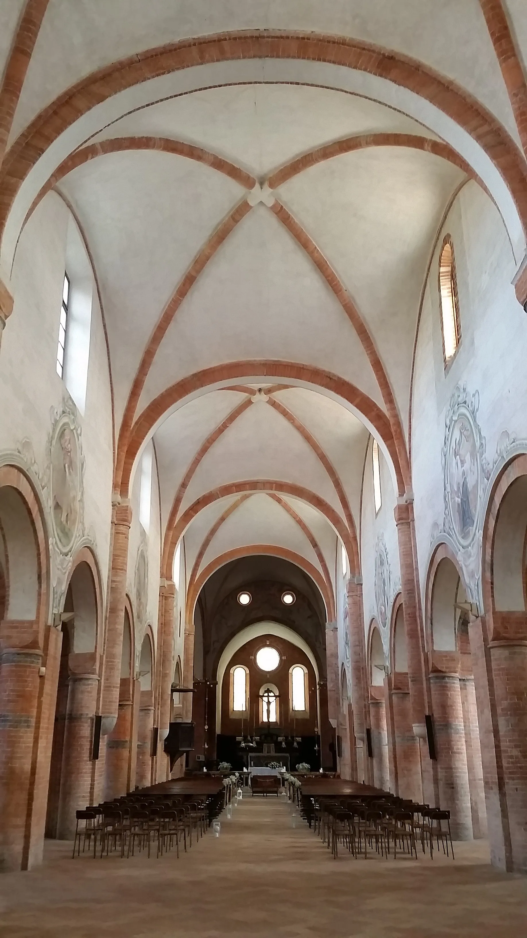 Photo showing: Navata centrale della chiesa dell'Assunzione della Beata Vergine Maria, Abbadia Cerreto.