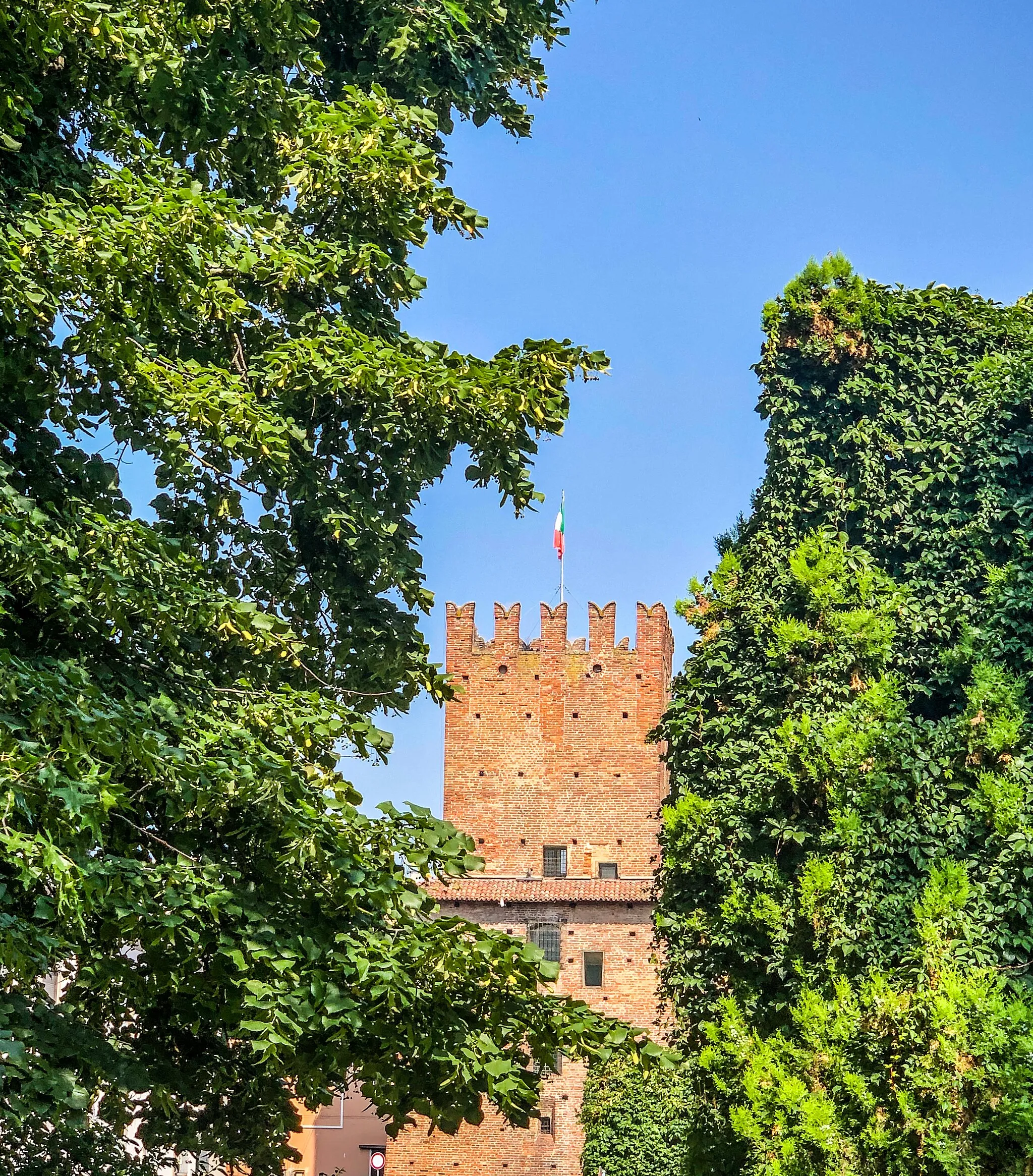 Photo showing: La Torre Pusterla vista dai giradini di Piazza della Repubblica