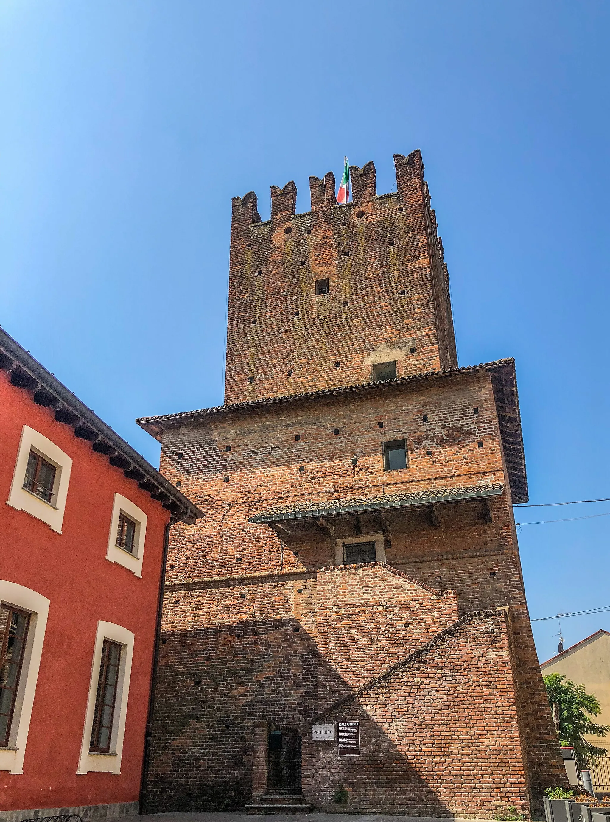 Photo showing: La Torre Pusterla di Casalpusterlengo (Lo) vista da Piazzetta Pusterla; è visibile la scala d'accesso in muratura.