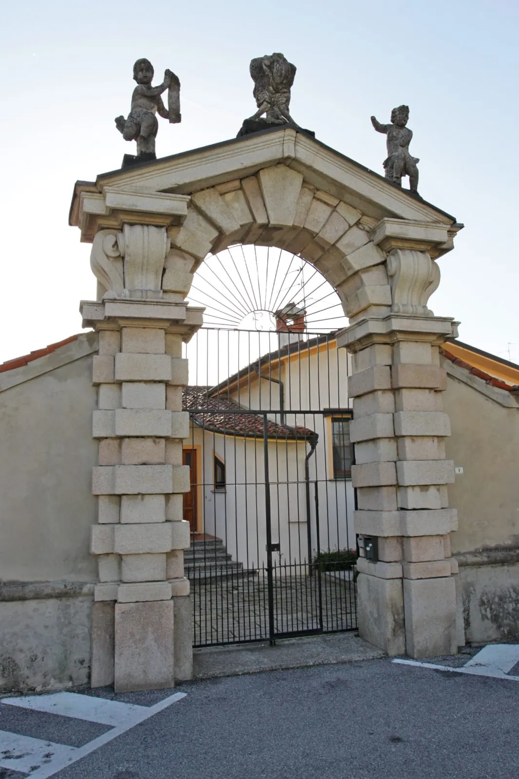 Photo showing: Portale della Zecca di Retegno