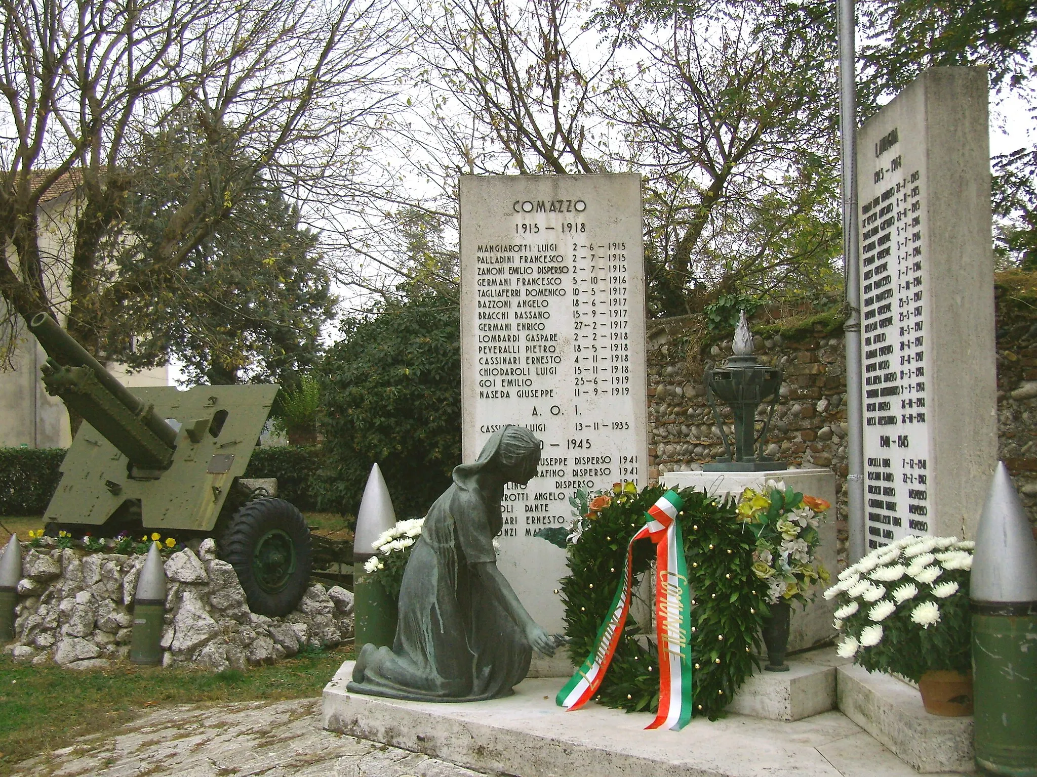 Photo showing: Monumento ai caduti a Comazzo.