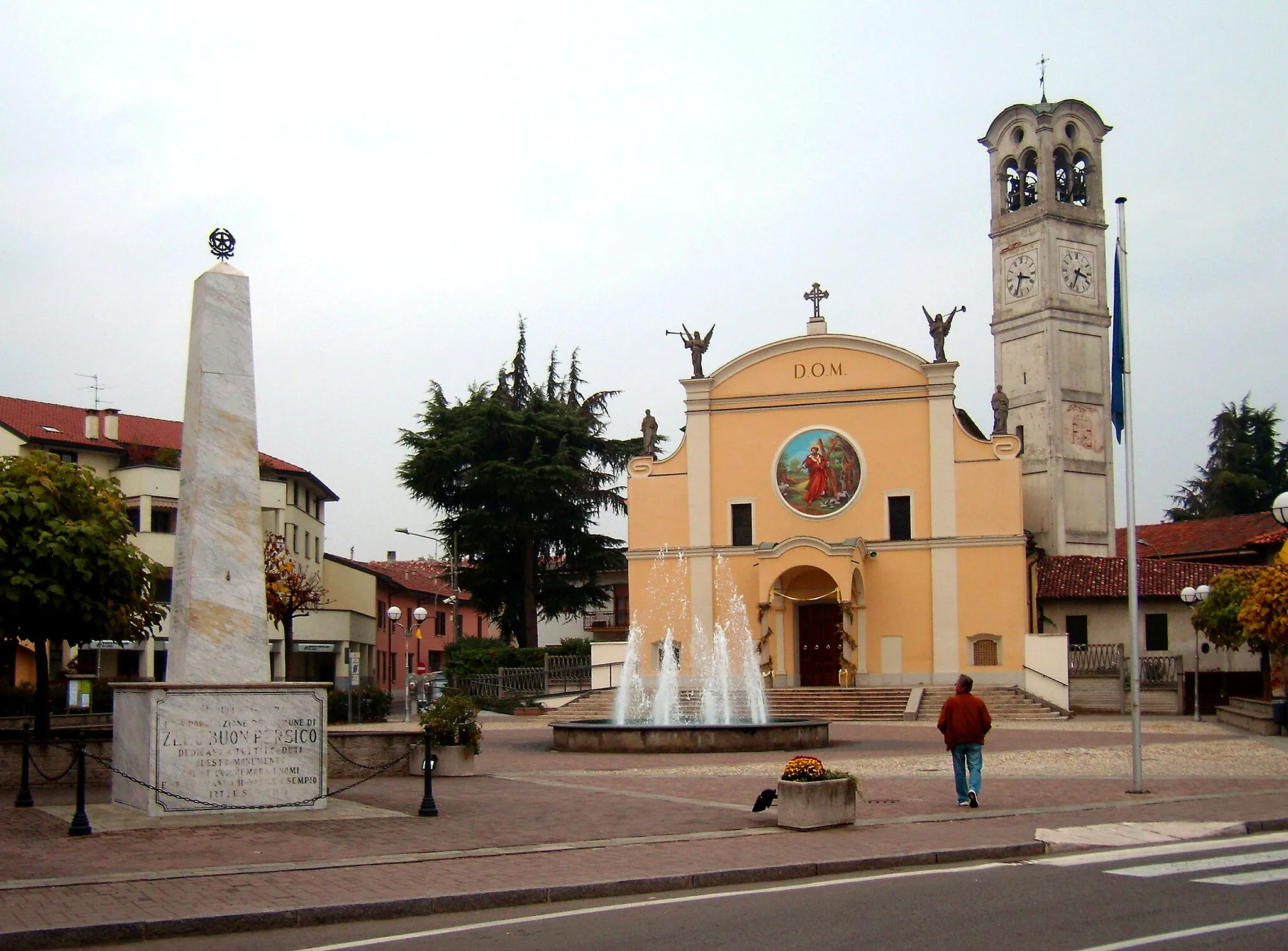 Photo showing: Die "Piazza Italia" ("Platz Italien") mit der den Heiligen Cosmas und Damian gewidmeten Pfarrkirche in der italienischen Gemeinde de:Zelo Buon Persico (Provinz Lodi/Region Lombardei