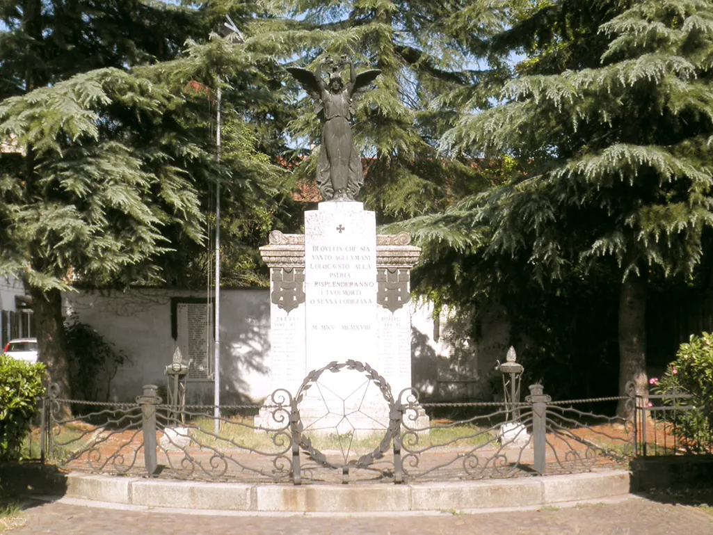 Photo showing: Monumento ai Caduti di Senna Lodigiana.