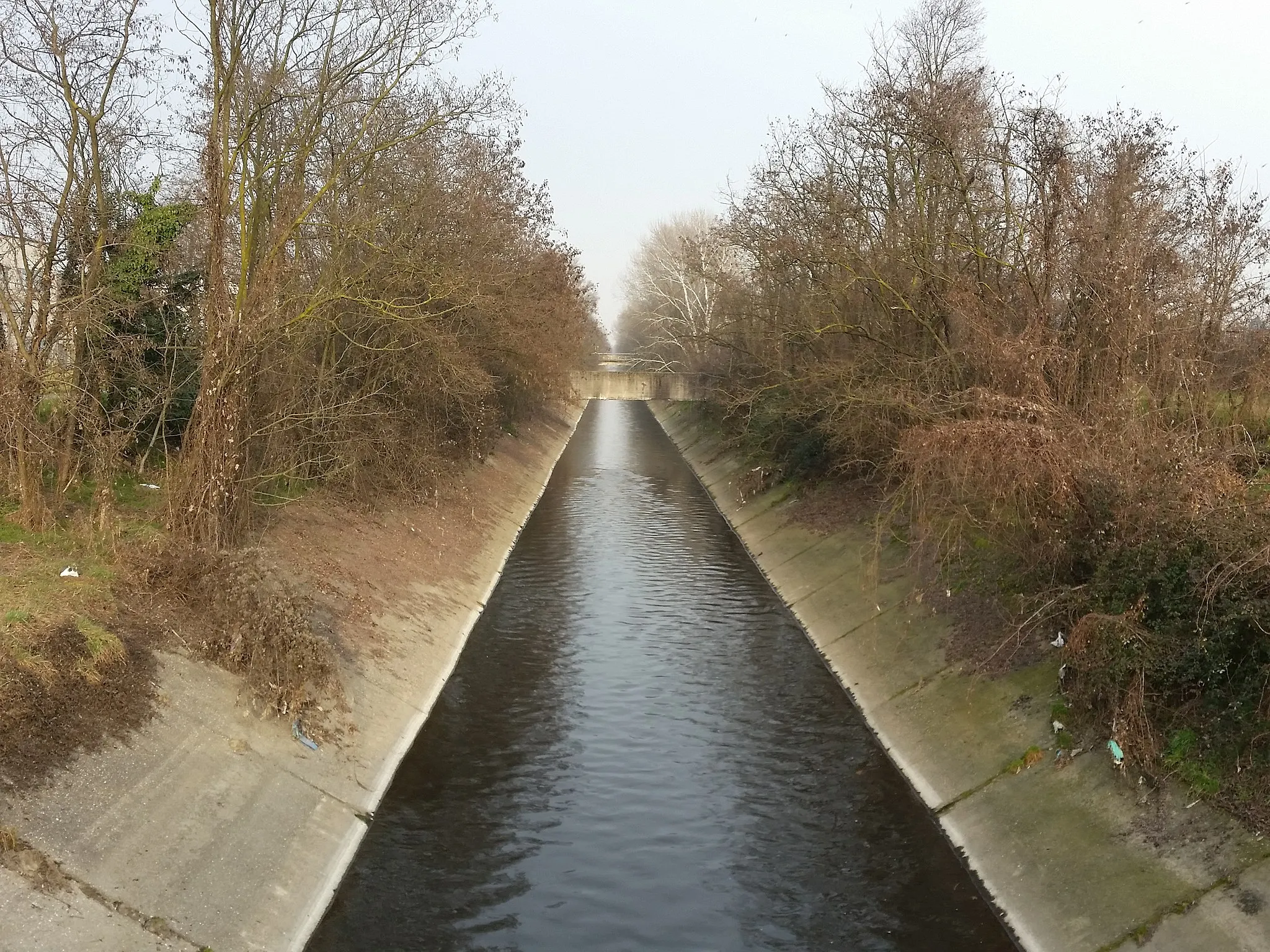 Photo showing: Canal under the Via Don Severino Fracassi, Bareggio (viewing direction northeast)