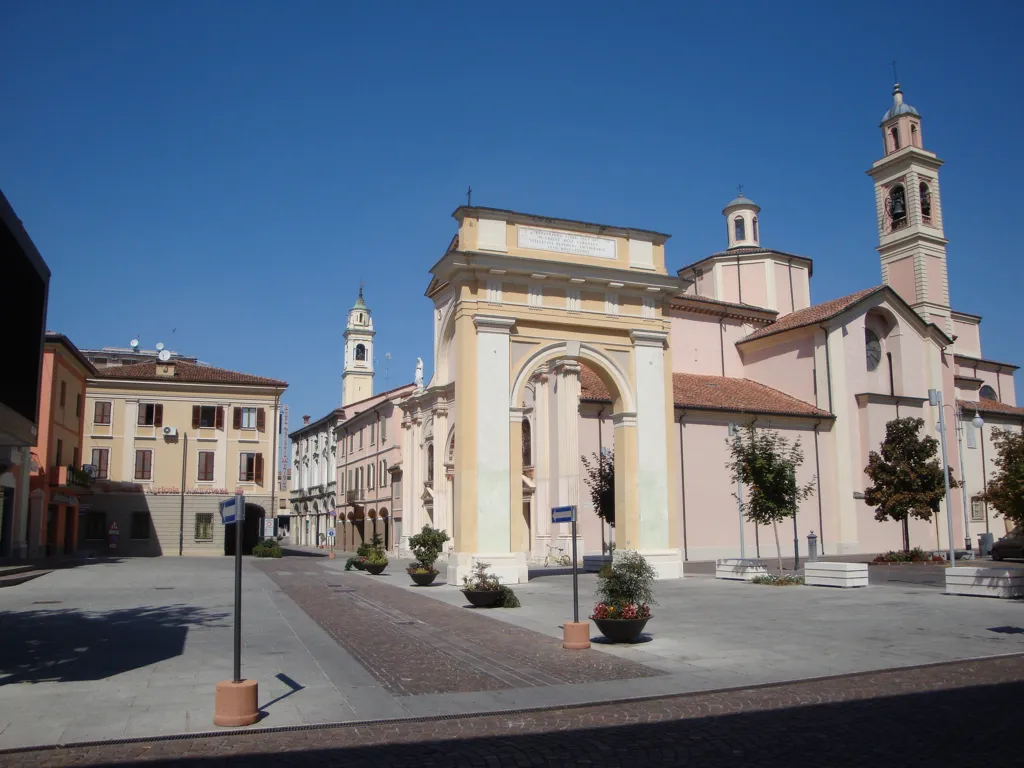 Photo showing: Viadana: Arco di Porta Nuova e in secondo piano la chiesa parrocchiale di Santa Maria Assunta e San Cristoforo in castello