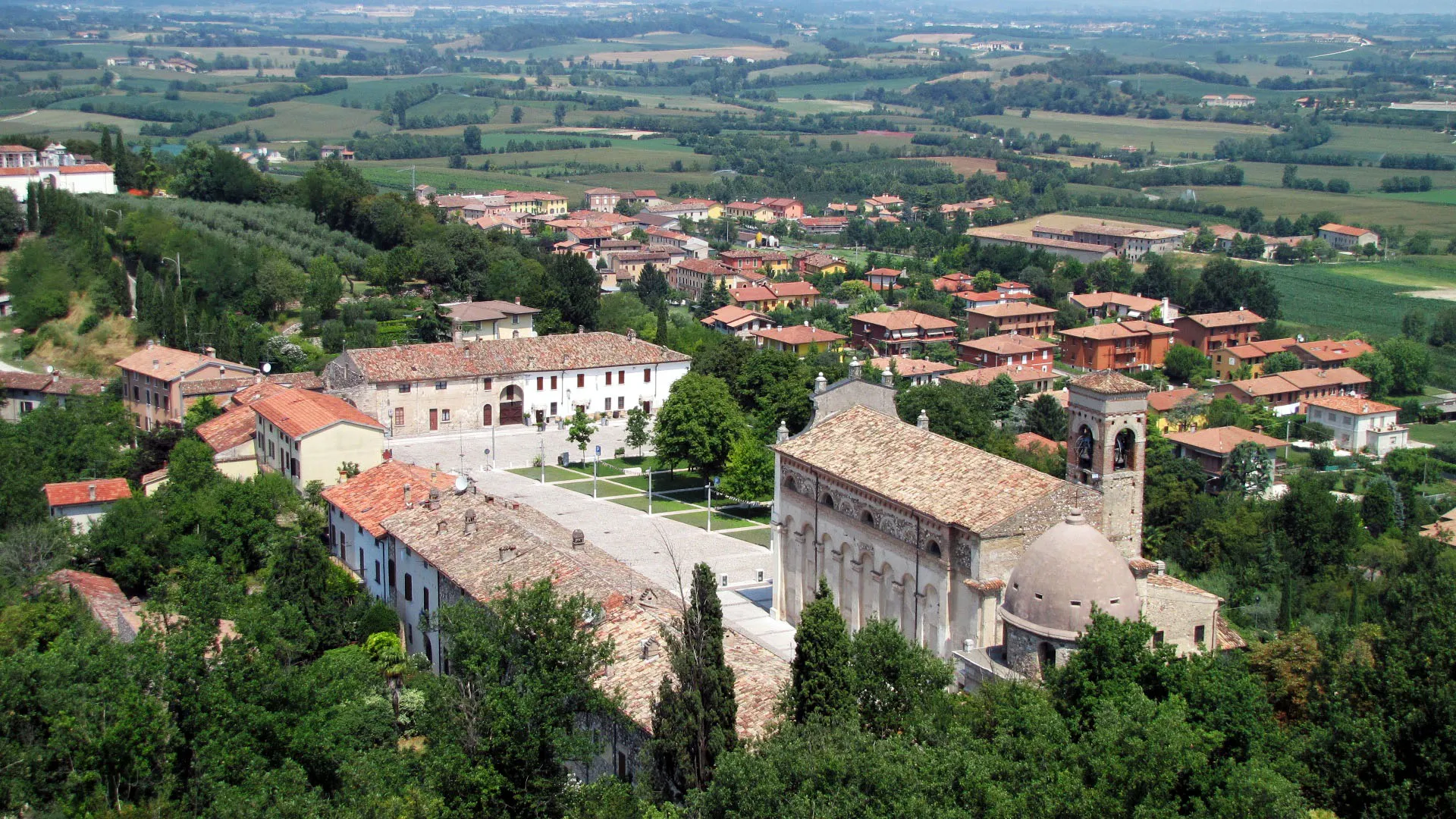 Photo showing: View of the town of Solferino and the church of San Pietro in Vincoli, Lombardy, Italy. Solferino was the place of the battle of the same name, which was the trigger for the Swiss Henry Dunant to found what is now known as the Red Cross.