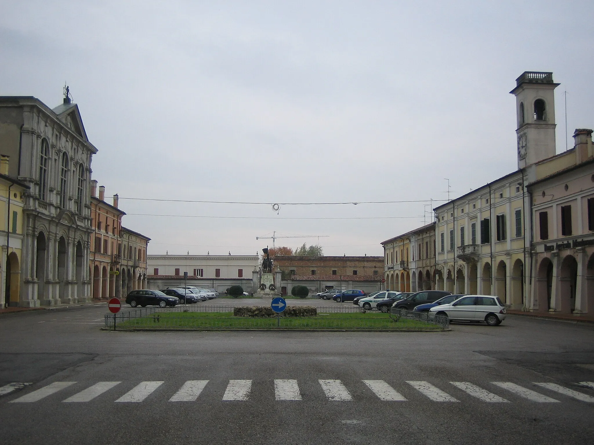Photo showing: La piazza di Pomponesco