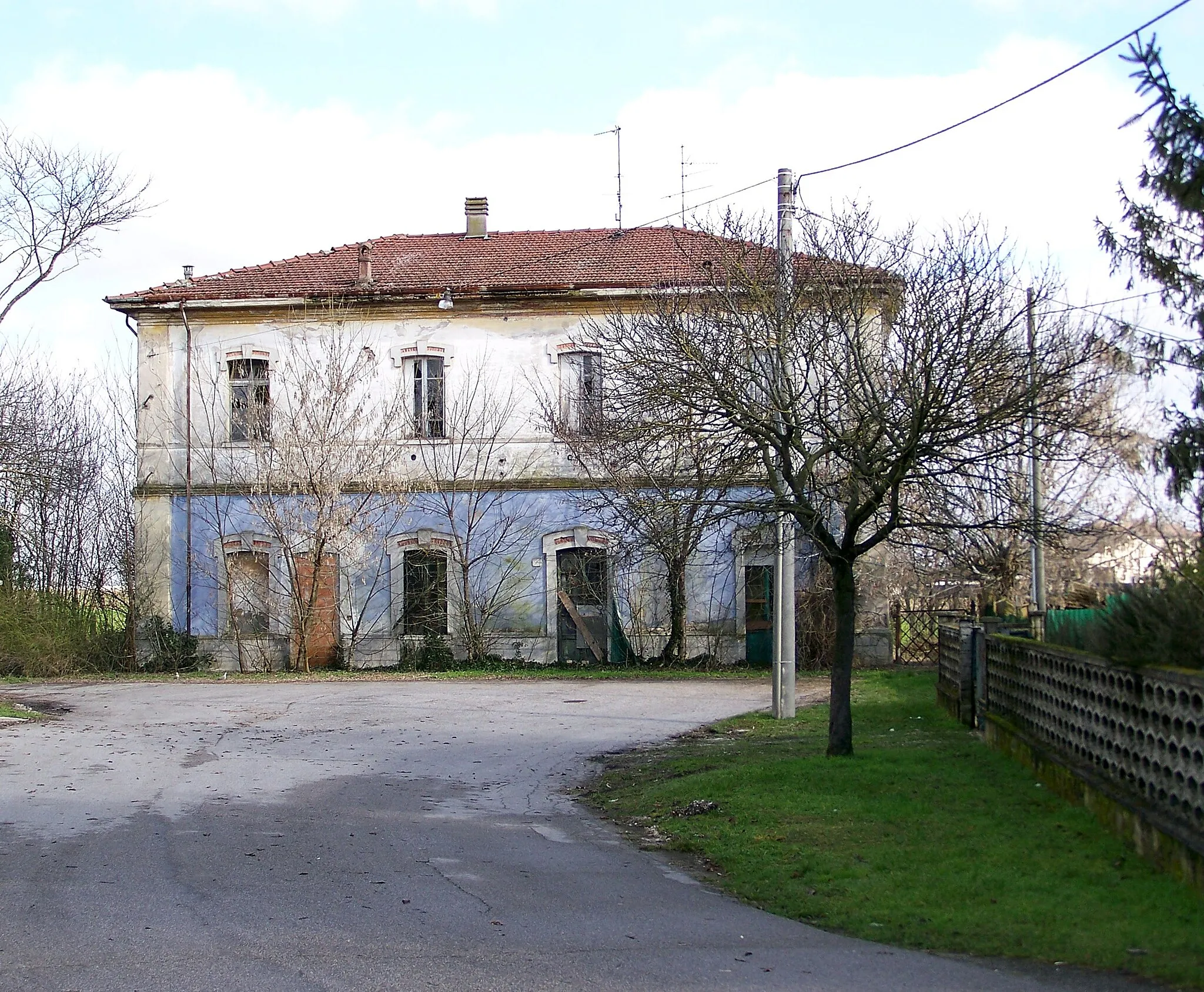 Photo showing: The disused building of Marmirolo train station on Mantua–Peschiera railway.