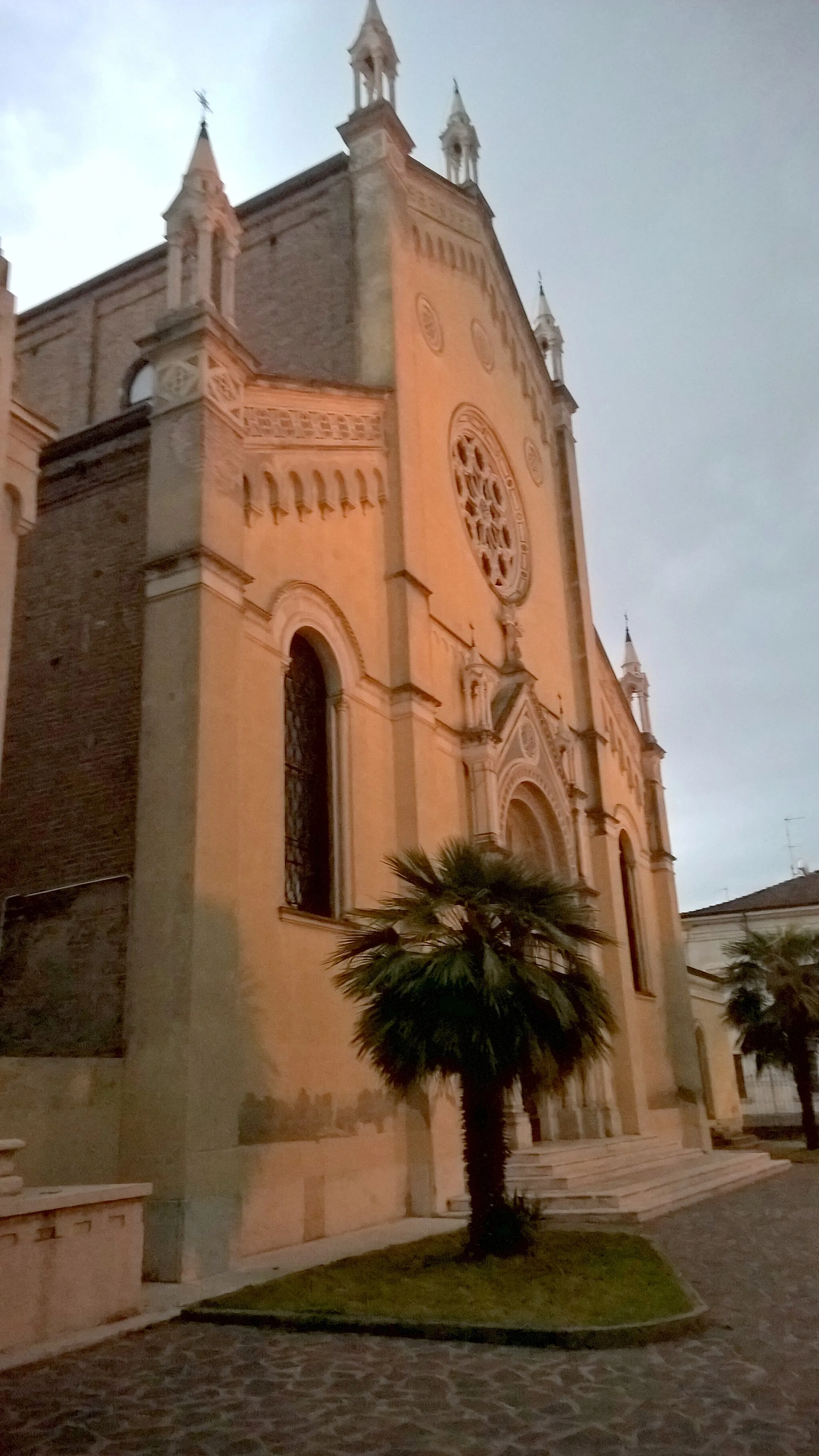 Photo showing: Chiesa parrocchiale "Assunzione della B.V. Maria" a Ostiglia costruita nel 1896 in stile neo-gotico lombardo