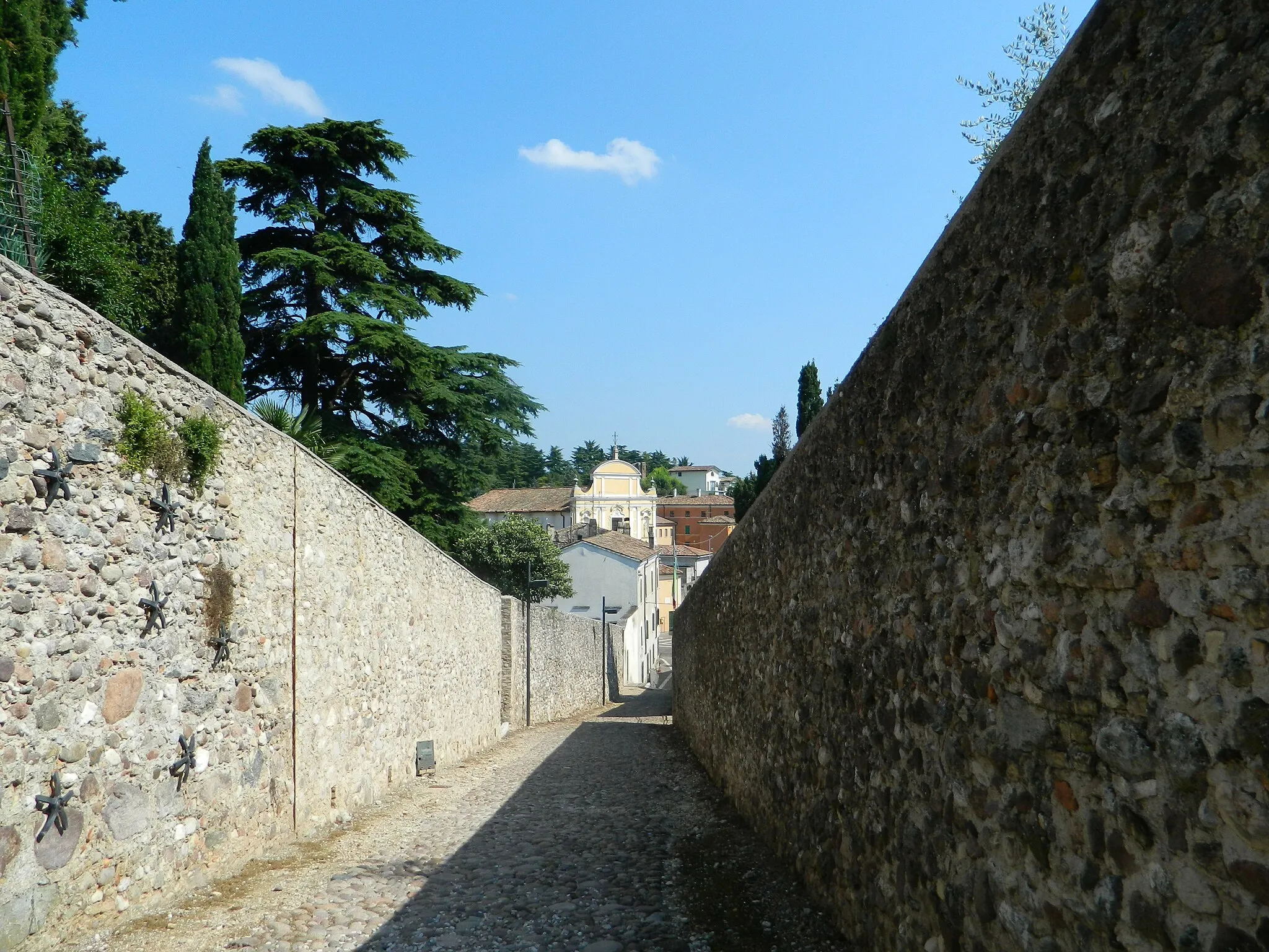 Photo showing: This is a view from the old Castle of Cavriana toward the square.