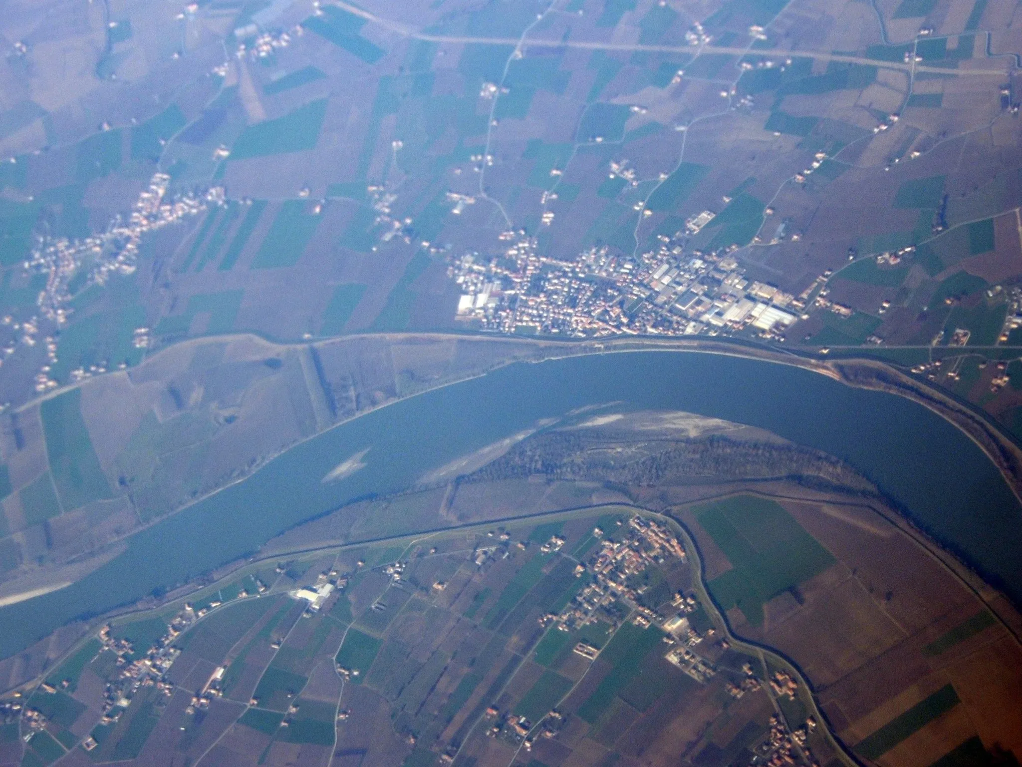 Photo showing: Aerial view of Melara, Italy (with Po river), south of the river is the village Borgofranco sul Po, west of Melara is Correggioli