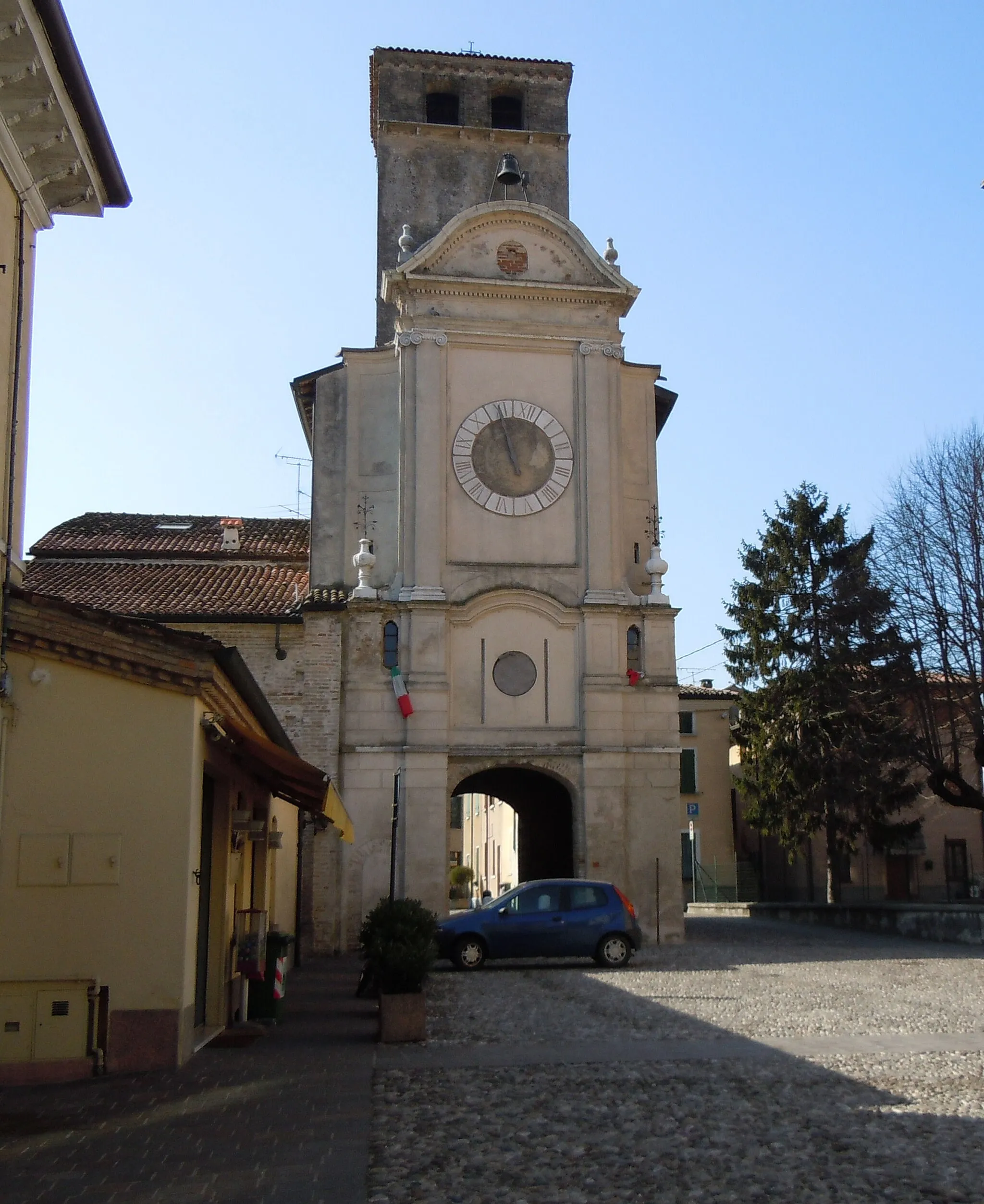 Photo showing: Medole, torre scudata.