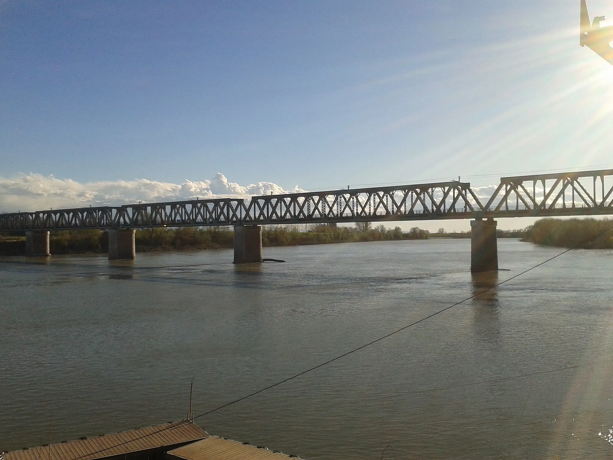 Photo showing: Ponte ferroviario sul fiume Po nei pressi di Borgoforte (Mn). Fu ricostruito nel 1946, dopo i bombardamenti Alleati.