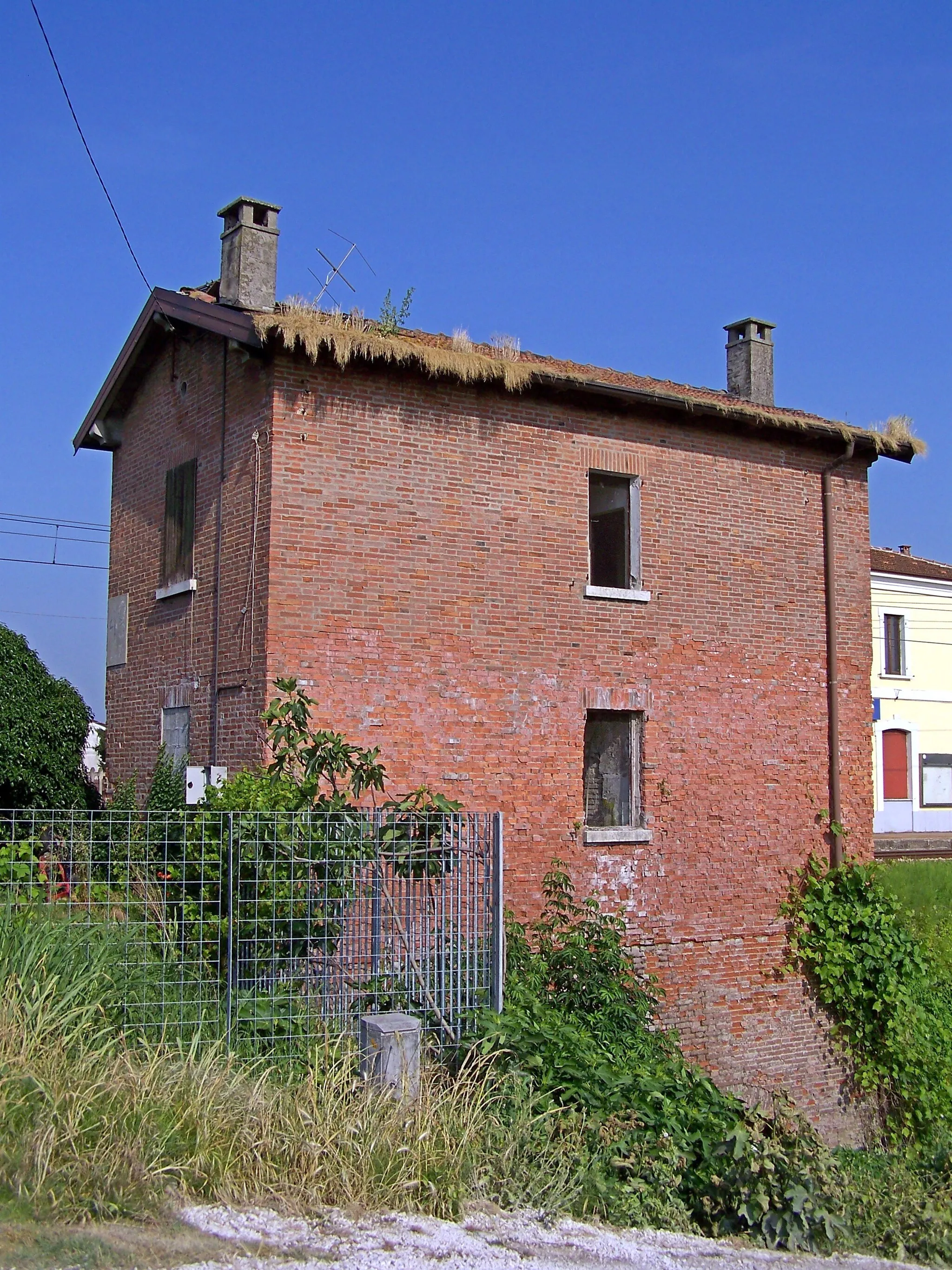 Photo showing: Borgoforte. Resti del casello 48+267 della ferrovia Verona-Modena.