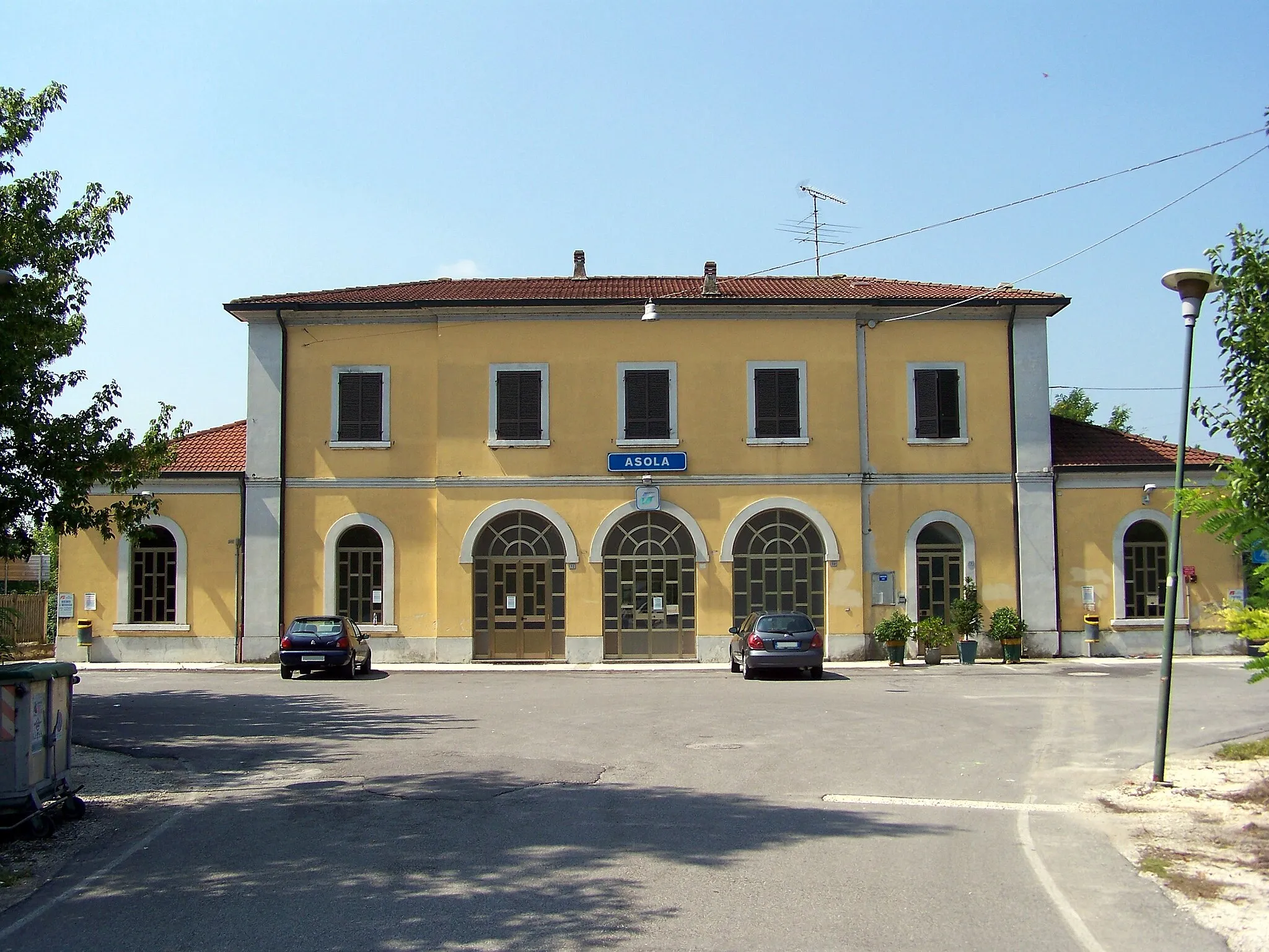 Photo showing: Lato campagna del Fabbricato Viaggiatori della stazione di it:Asola sulla it:Ferrovia Parma-Brescia.