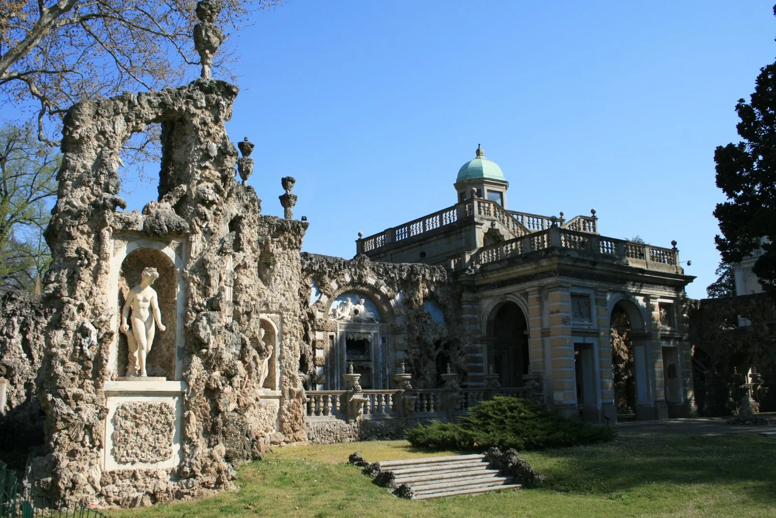 Photo showing: Lainate Nymphaeum