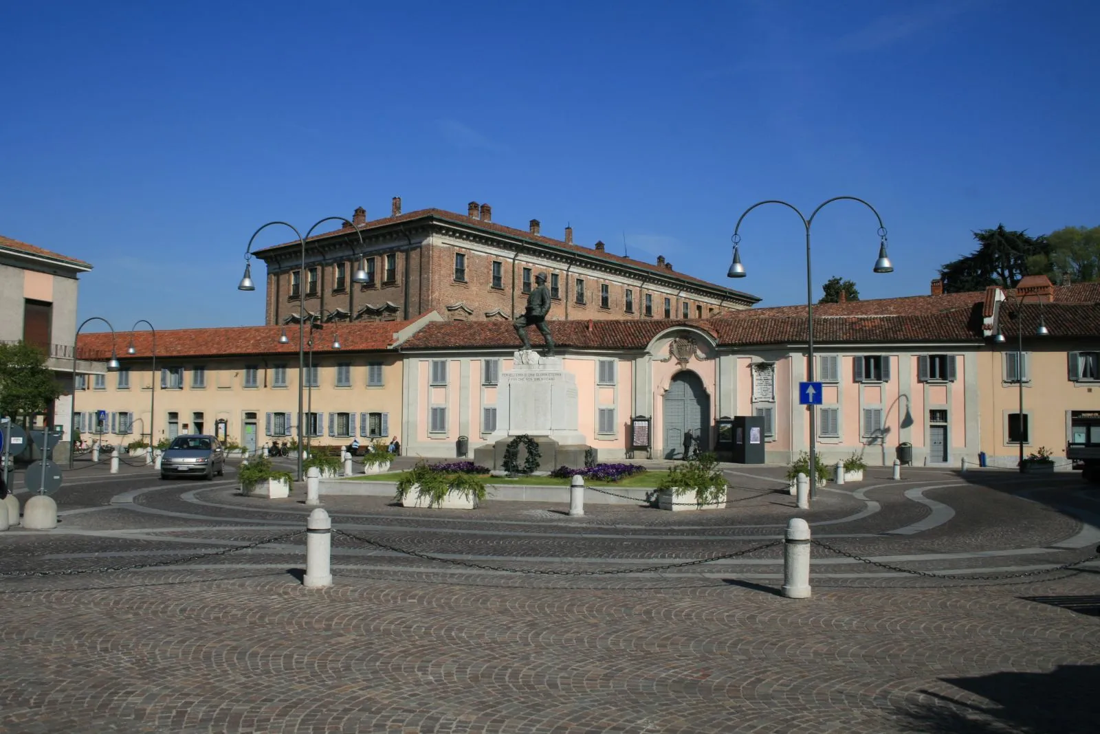 Photo showing: Lainate Vittorio Emanele II Square