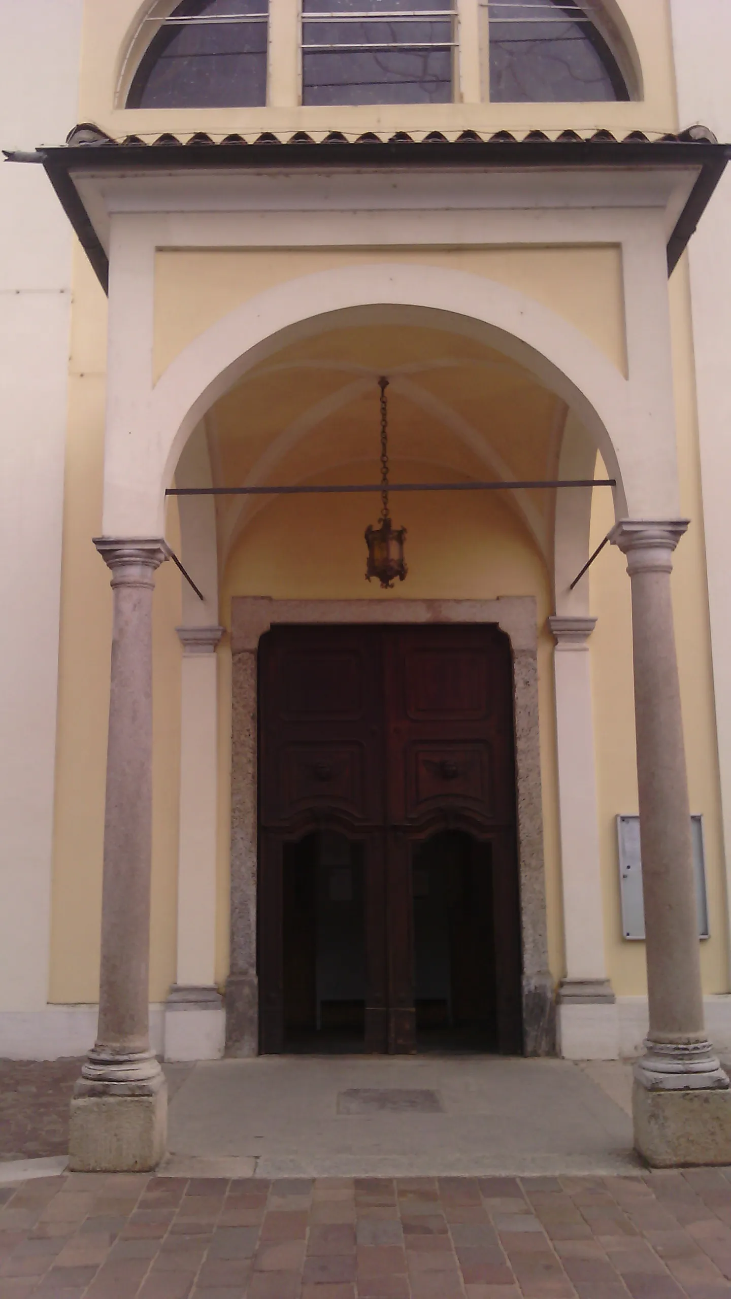 Photo showing: Portale d'ingresso e portico della chiesa parrocchiale di Cassinetta di Lugagnano (MI) - Italy