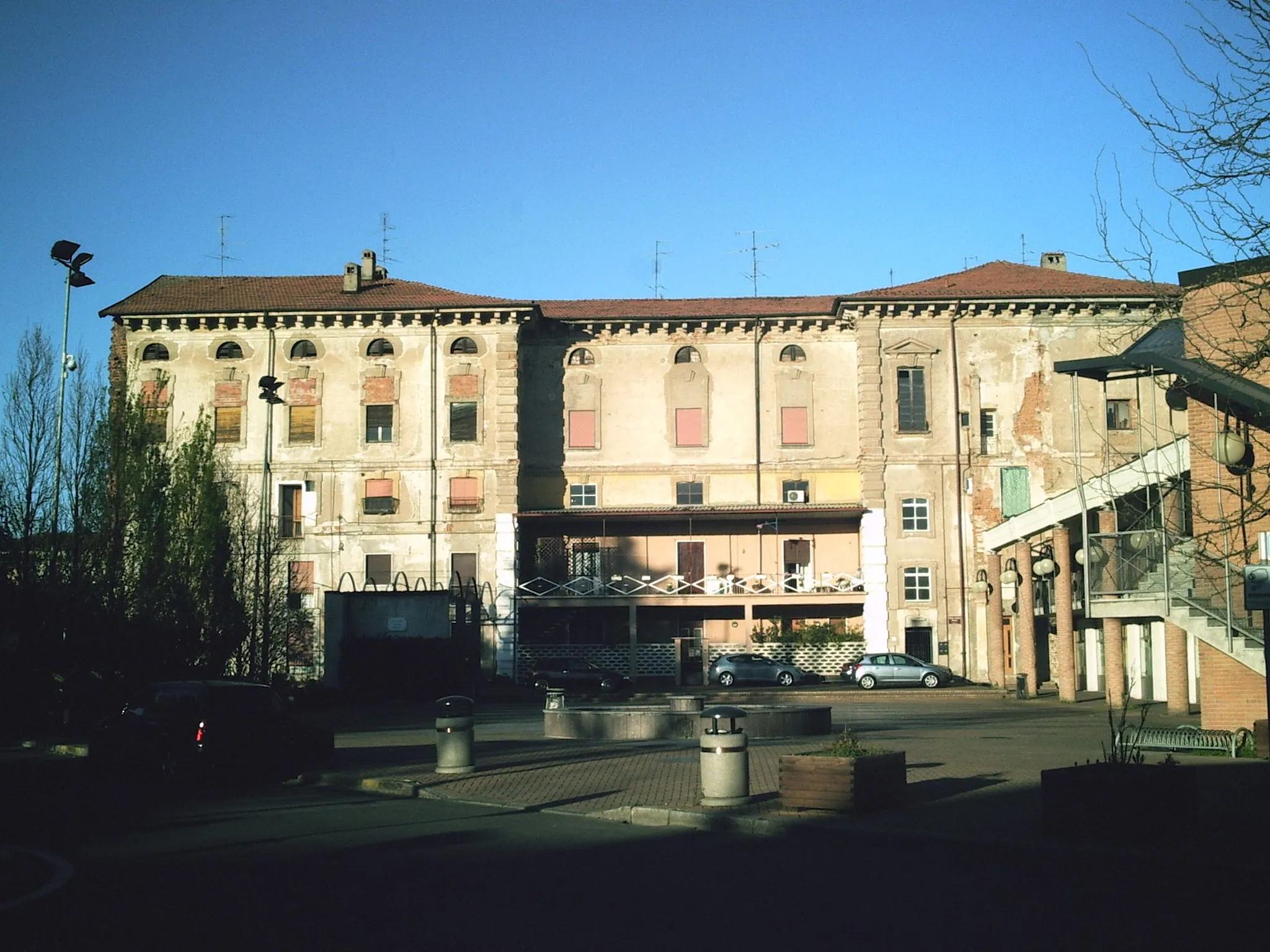 Photo showing: Palazzo Visconti-Castelli da Piazza della Pace a Canegrate (MI)