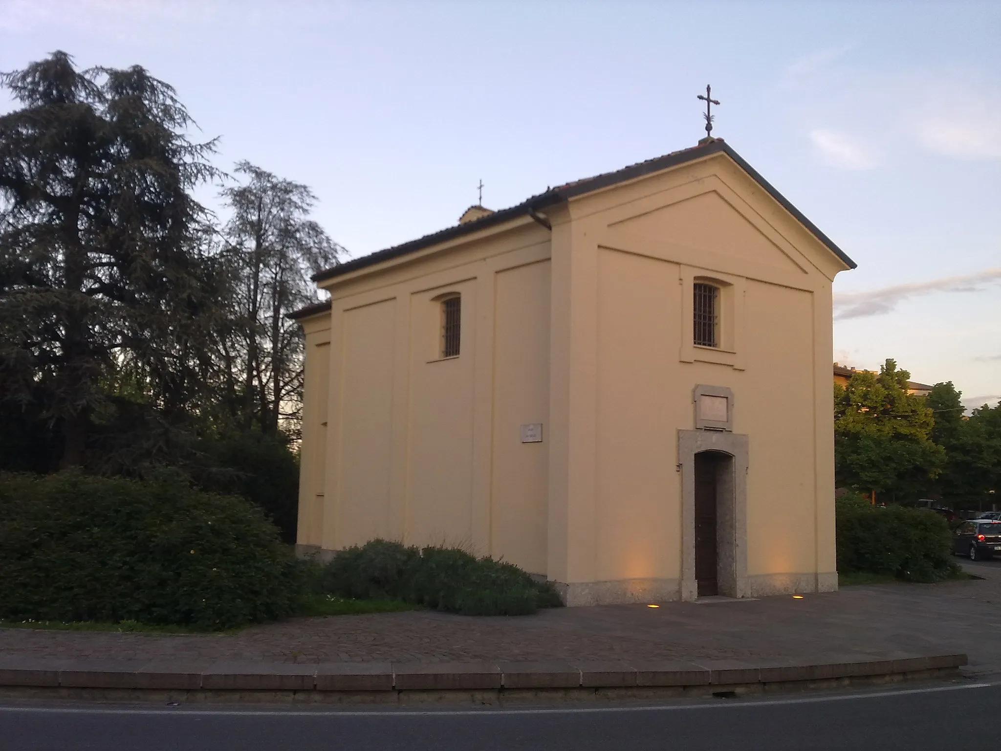 Photo showing: Facciata e vista laterale della Chiesetta di San Biagio, a Buccinasco