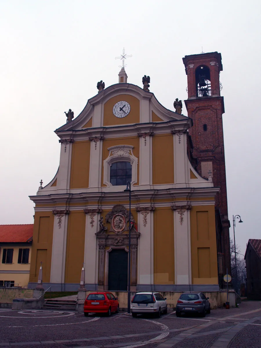 Photo showing: Pieve Emanuele (Milan province, Italy), St. Alessandro Parish facade and its surroundings.