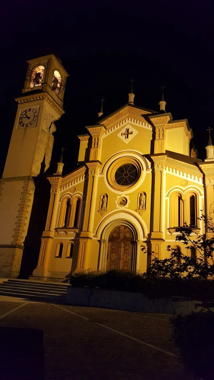 Photo showing: Visione notturna della chiesa parrocchiale di San Gregorio Magno