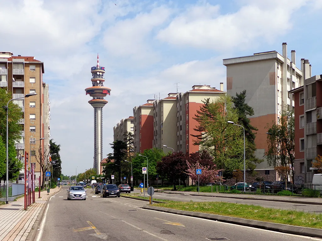 Photo showing: Viale Don Angelo Lonni a Rozzano, arteria centrale del quartiere IACP. Sullo sfondo la torre Telecom.