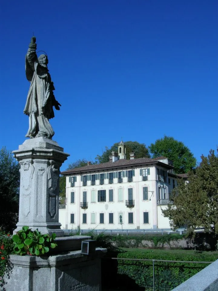 Photo showing: Statua di San Carlo Borromeo e Villa Visconti Maineri a Cassinetta di Lugagnano (MI) - Italia