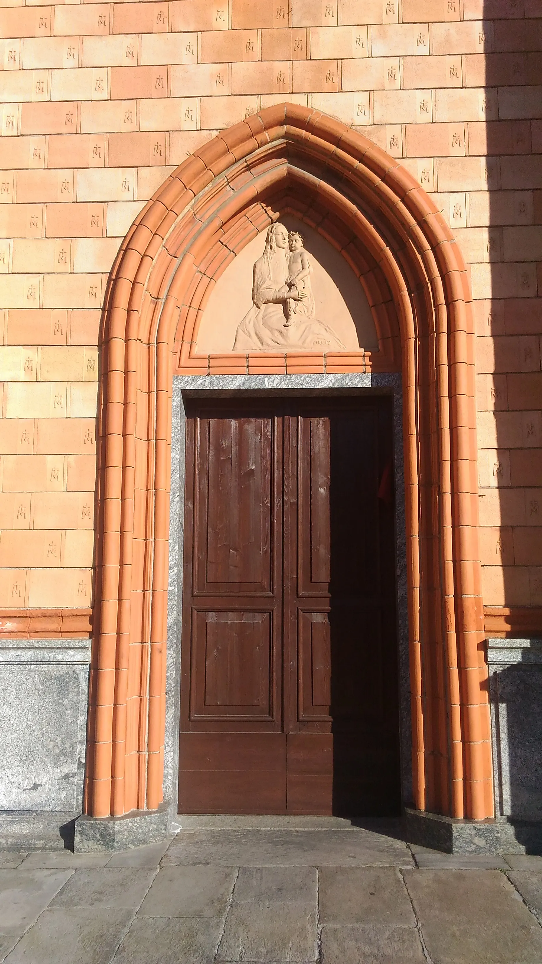 Photo showing: Portale laterale sulla facciata  della chiesa di San Vittore a Villa Cortese (MI).
