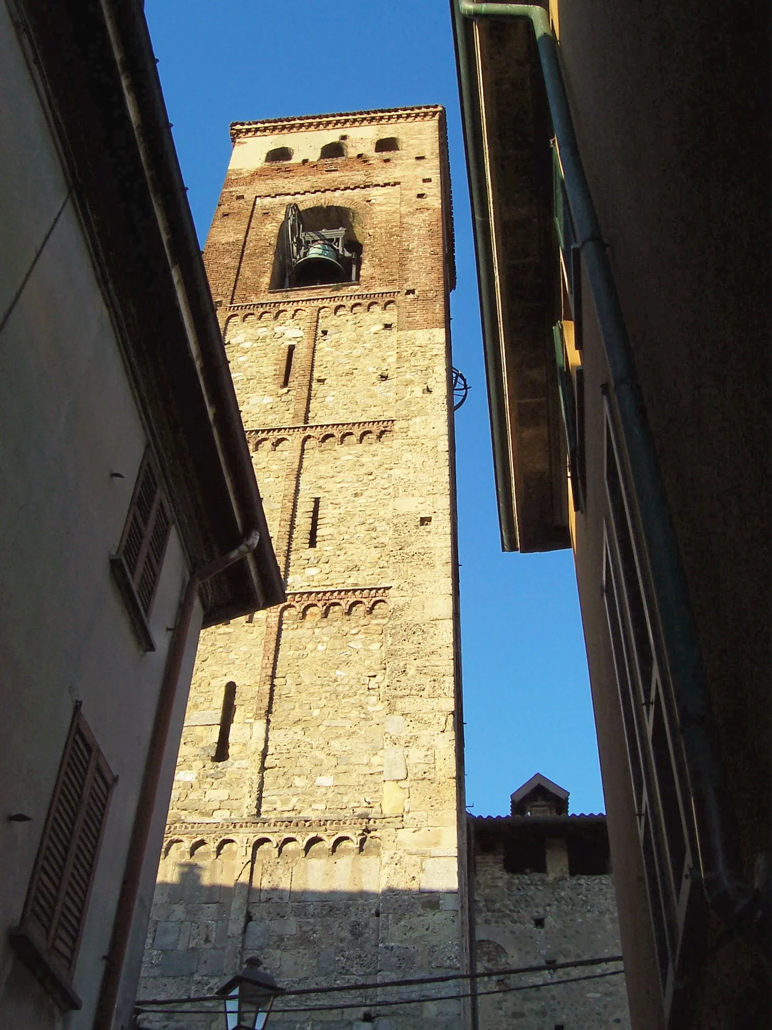 Photo showing: Vimercate - Campanile della chiesa di Santo Stefano

Source photographed by myself
Photographer Pier Luigi Mora
Date 19 november 2005 Camera Data

Camera Kodak CX6330 zoom digital camera