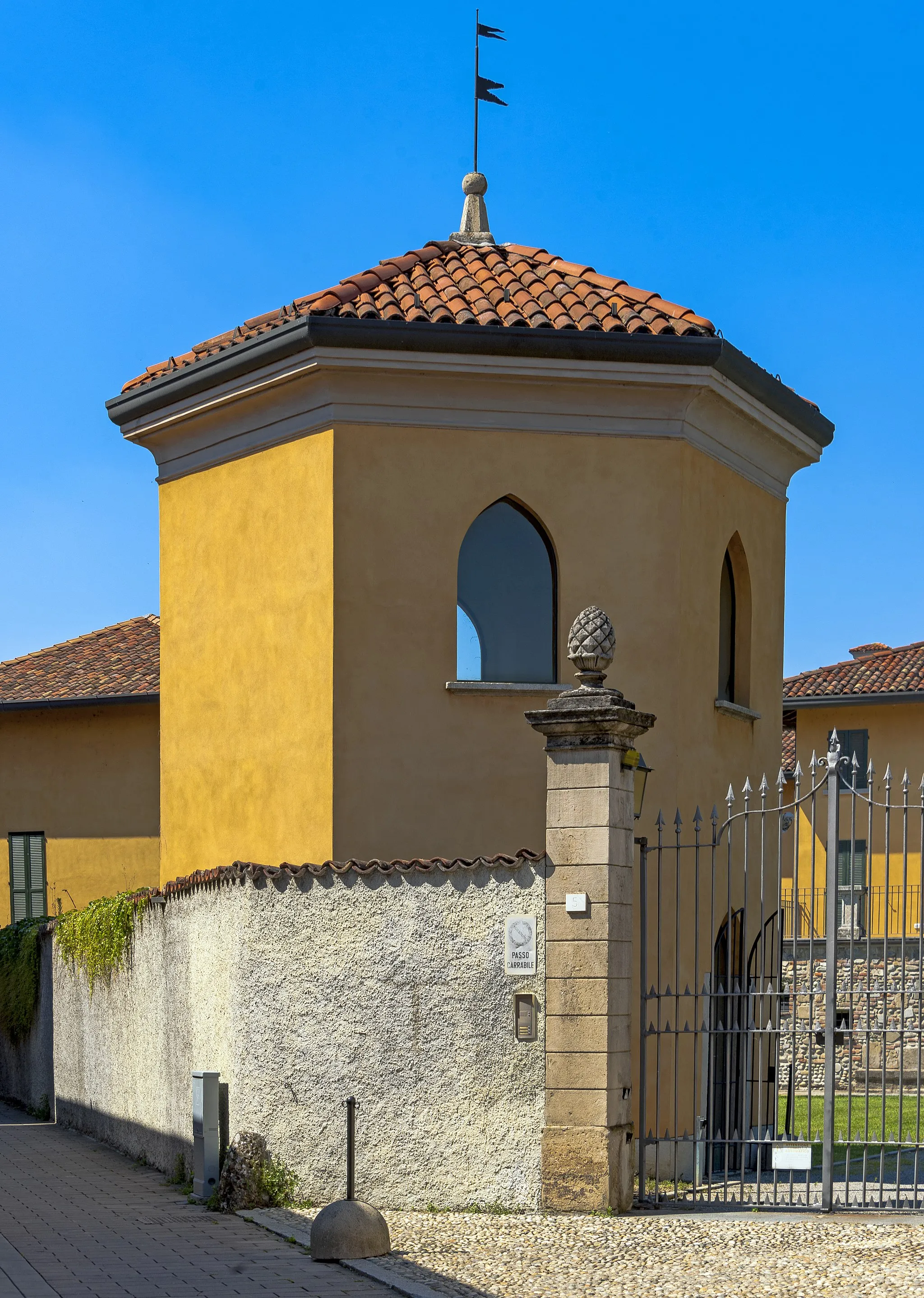 Photo showing: A small tower next to a gate along Via Giuseppe Carcasolla in Trezzo sull'Adda, Italy