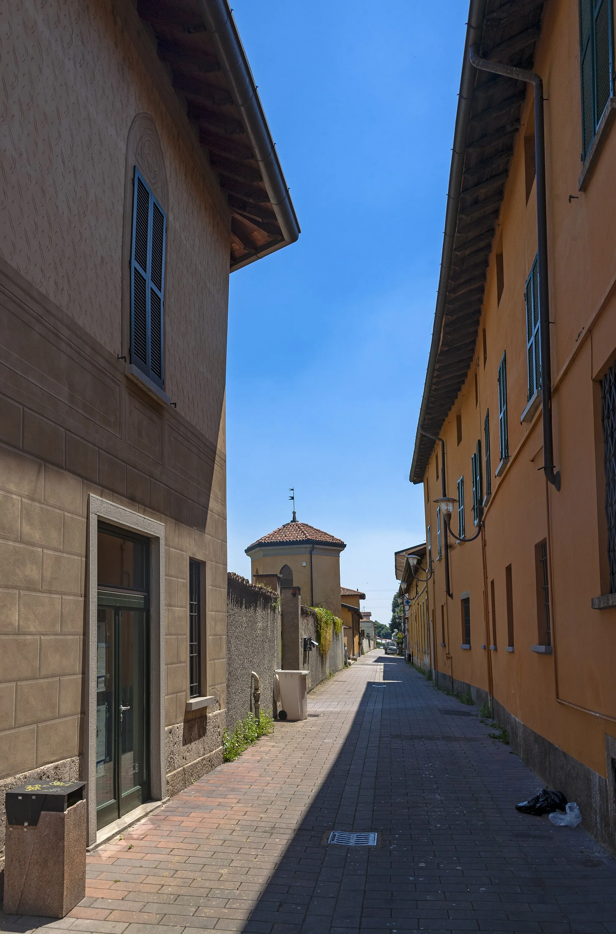 Photo showing: Looking southeast down Via Giuseppe Carcassola, Trezzo sull'Adda, Italy, from just south of the plaza at Via Adriana Sala