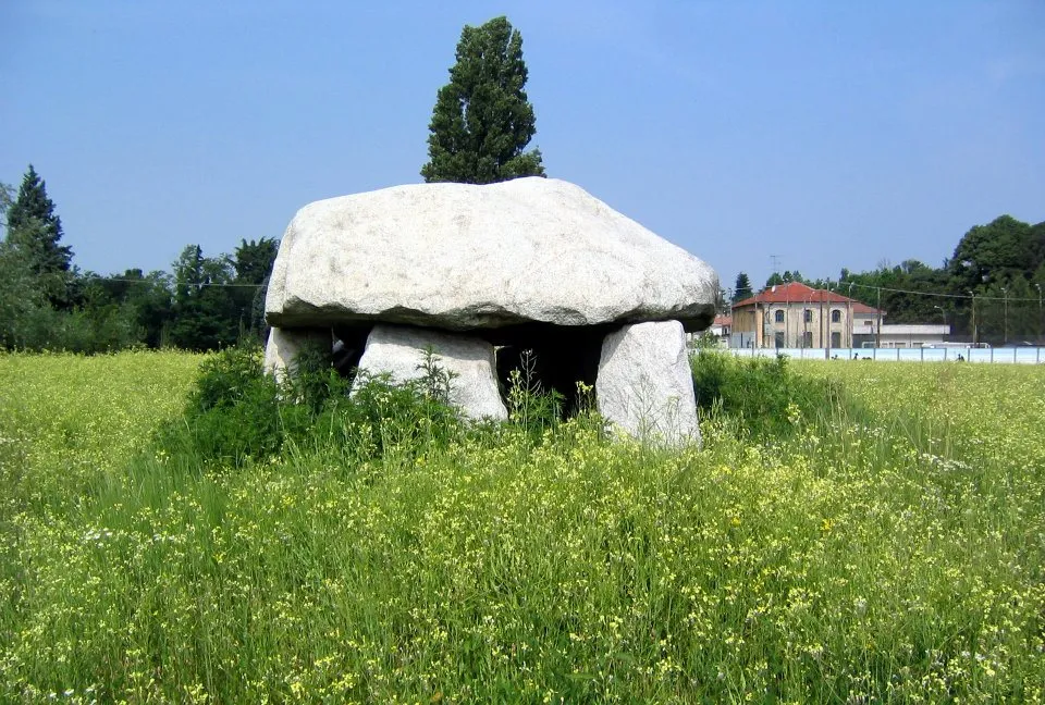 Photo showing: Reproduction of a Dolmen (Gravellona Lomellina, Italy)